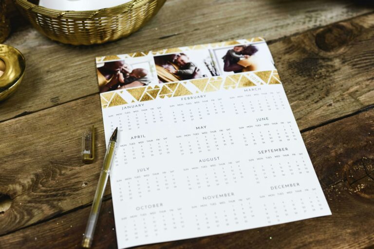Wedding countdown calendar and pen on a table, representing final 90-day planning